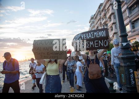 Des milliers de manifestants sur le front de mer de Thessalonique, portant des drapeaux grecs et des banderoles défilant pendant les manifestations. Plusieurs manifestations ont eu lieu à Thessalonique, avec la participation de milliers de manifestants. La manifestation était contre la mesure obligatoire de vaccination COVID-19 des travailleurs de la santé publique, des médecins, des enseignants pour lutter contre la pandémie, car les employés non vaccinés du gouvernement de 1 septembre 2021 dans le secteur de la santé seront suspendus. Des milliers de manifestants sont arrivés du nord de la Grèce, qui ont marché dans le centre-ville pendant des heures, après des discours. Parmi les manifestants Banque D'Images