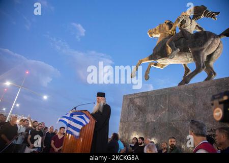 Un prêtre parle devant des milliers de personnes contre la vaccination sous la sculpture d'Alexandre le Grand. Plusieurs manifestations ont eu lieu à Thessalonique, avec la participation de milliers de manifestants. La manifestation était contre la mesure obligatoire de vaccination COVID-19 des travailleurs de la santé publique, des médecins, des enseignants pour lutter contre la pandémie, car les employés non vaccinés du gouvernement de 1 septembre 2021 dans le secteur de la santé seront suspendus. Des milliers de manifestants sont arrivés du nord de la Grèce, qui ont marché dans le centre-ville pendant des heures, après des discours. Parmi le manifestant Banque D'Images