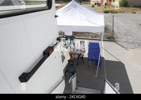 Un jeune homme attend 15 minutes après avoir été vacciné par une infirmière tandis que la vaccination COVID-19 continue pour les enfants et les jeunes à Ogijares (Grenade), Espagne sur 30 août 2021. (Photo par Ãlex Cámara/NurPhoto) Banque D'Images