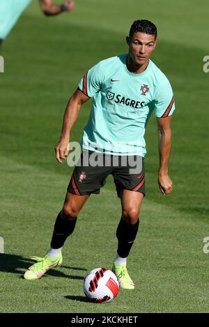 Cristiano Ronaldo, l'avant-projet portugais, en action lors d'une session d'entraînement au camp d'entraînement Cidade do Futebol à Oeiras, au Portugal, sur 30 août 2021, dans le cadre de la préparation de l'équipe pour le prochain match de qualification de football de la coupe du monde de la FIFA, Qatar 2022 contre l'Irlande. (Photo par Pedro Fiúza/NurPhoto) Banque D'Images