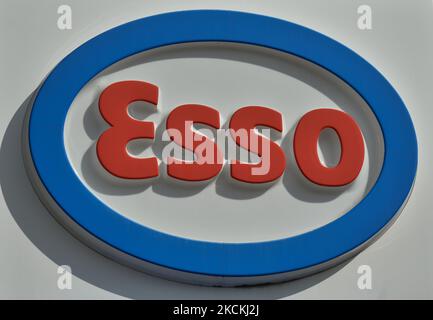 Logo Esso vu à la station Esso sur l'avenue Whyte à Edmonton. Le lundi 30 août 2021, à Edmonton, Alberta, Canada. (Photo par Artur Widak/NurPhoto) Banque D'Images