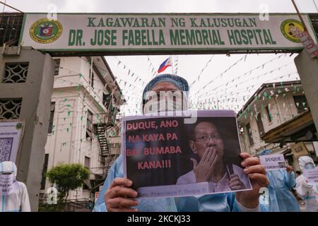 Les travailleurs de la santé manifestent contre un barrage de bruit à l'extérieur de l'hôpital mémorial du Dr José Fabella à Manille, aux Philippines, sur 31 août 2021. Le groupe a lancé un appel au ministère de la Santé et a appelé à la démission de son secrétaire, le Dr Francisco Duque III, pour sa prétendue non-libération des prestations des travailleurs de l'hôpital et de l'allocation spéciale de risque alors qu'ils continuent de lutter contre la pandémie de COVID19. (Photo de George Calvelo/NurPhoto) Banque D'Images