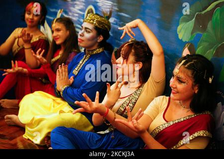 Des filles vêtues de costumes de la déité hindoue, le Seigneur Krishna, la déesse radha et le gopis, se livrent au festival 'Janmashtami' pour célébrer la naissance du Seigneur Krishna, au milieu de la pandémie du coronavirus, dans un centre culturel de Caracas, Venezuela 30 août 2021. (Photo par Javier Campos/NurPhoto) Banque D'Images