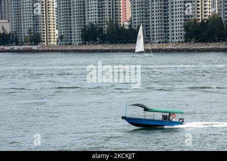 Un bateau traverse le port Victoria de Hong Kong, Hong Kong S.A.R. (Photo de Simon Jankowski/NurPhoto) Banque D'Images