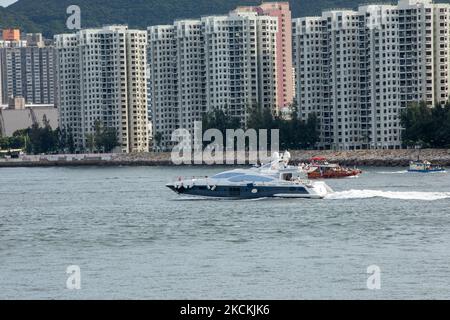 Un bateau traverse le port Victoria de Hong Kong, Hong Kong S.A.R. (Photo de Simon Jankowski/NurPhoto) Banque D'Images