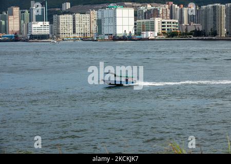 Un bateau traverse le port Victoria de Hong Kong, Hong Kong S.A.R. (Photo de Simon Jankowski/NurPhoto) Banque D'Images