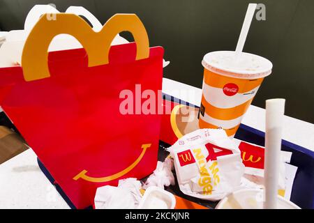 Les restes du repas McDonald's sont vus à côté du restaurant McDonald's de Cracovie, en Pologne, sur 30 août 2021 (photo de Beata Zawrzel/NurPhoto) Banque D'Images
