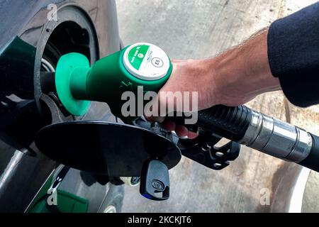 Un homme fait le plein d'une voiture à la station-service BP d'Andrychow, en Pologne, sur 29 août 2021. (Photo de Jakub Porzycki/NurPhoto) Banque D'Images