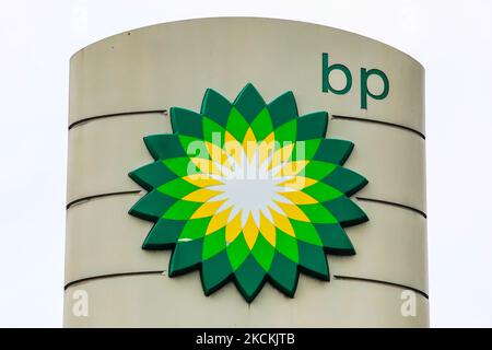 Le logo BP est visible dans une station-service de Cracovie, en Pologne, sur 31 août 2021. (Photo de Jakub Porzycki/NurPhoto) Banque D'Images