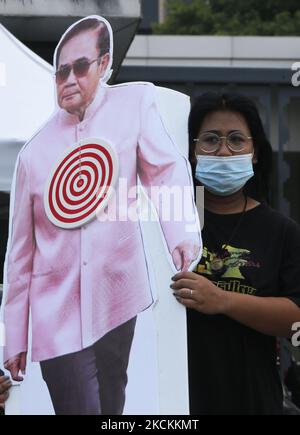 Les manifestants portent un portrait ciblé du Premier ministre thaïlandais, Prayuth Chan O-Cha, lors d'une manifestation devant le Parlement à Bangkok sur 1 septembre 2021. Les manifestants exigent que le Premier ministre thaïlandais, Prayut Chan-o-cha, se détienne et que le gouvernement soit tenu responsable de sa mauvaise gestion flagrante de la pandémie de Covid-19. (Photo de Chaiwat Subprasom/NurPhoto) (photo de Chaiwat Subprasom/NurPhoto) Banque D'Images