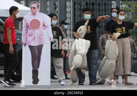 Les manifestants portent un portrait ciblé du Premier ministre thaïlandais Prayuth Chan O-Cha et des répliques de cadavres lors d'une manifestation devant le Parlement à Bangkok sur 1 septembre 2021. Les manifestants exigent que le Premier ministre thaïlandais, Prayut Chan-o-cha, se détienne et que le gouvernement soit tenu responsable de sa mauvaise gestion flagrante de la pandémie de Covid-19. (Photo de Chaiwat Subprasom/NurPhoto) (photo de Chaiwat Subprasom/NurPhoto) Banque D'Images