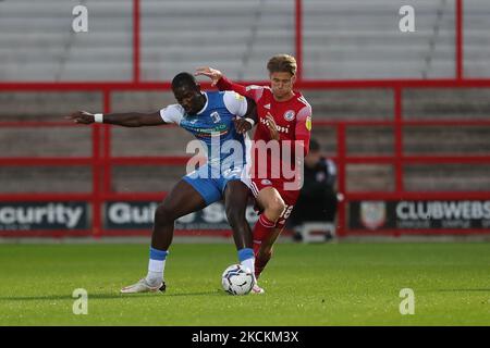 Festus Arthur de Barrow en action avec Tommy Leigh d'Accrington Stanley lors du match de Trophée EFL entre Accrington Stanley et Barrow au stade Wham, à Accrington, le mardi 31st août 2021. (Photo de Mark Fletcher/MI News/NurPhoto) Banque D'Images