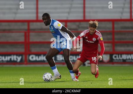 Festus Arthur de Barrow en action avec Tommy Leigh d'Accrington Stanley lors du match de Trophée EFL entre Accrington Stanley et Barrow au stade Wham, à Accrington, le mardi 31st août 2021. (Photo de Mark Fletcher/MI News/NurPhoto) Banque D'Images