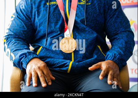 Le médaillé paralympique Fabio Torres, médaillé parapowerslifting, montre sa médaille de bronze lors d'un événement à l'hôtel Hilton Corferias après que les médaillés paralympiques Fabio Torres ont parapowerslifting la médaille de bronze et la médaille d'argent de 100 mètres Moises Fuentes sont arrivés en Colombie après leur participation aux Jeux paralympiques de Tokyo 2020+1. À Bogota, Colombie sur 1 septembre 2021. (Photo par Sebastian Barros/NurPhoto) Banque D'Images