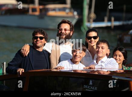 Le directeur Alessandro Celli, Alessandro Borghi, Barbara Ronchi, Dennis Protopapa, Guilano Soprano et Ludovica Nasti arrivent au Festival international du film de Venise 78th sur 02 septembre 2021 à Venise, en Italie. (Photo de Matteo Chinellato/NurPhoto) Banque D'Images