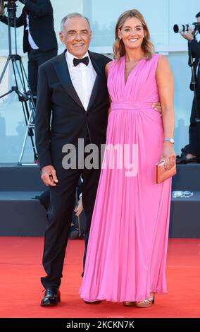 Alberto Barbera, Giulia Rosmarini assistent au tapis rouge du film 'Madres Paralelas' lors du Festival International du film de Venise 78th sur 01 septembre 2021 à Venise, Italie. (Photo de Matteo Chinellato/NurPhoto) Banque D'Images