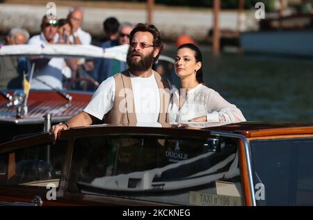 Alessandro Borghi, Barbara Ronchi arrivez au Festival international du film de Venise 78th sur 02 septembre 2021 à Venise, Italie. (Photo de Matteo Chinellato/NurPhoto) Banque D'Images