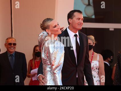 Molly Sims, Scott Stuber assiste au tapis rouge du film « la puissance du chien » lors du Festival international du film de Venise de 78th sur 02 septembre 2021 à Venise, en Italie. (Photo de Matteo Chinellato/NurPhoto) Banque D'Images