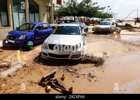 Voitures endommagées par des inondations dans les rues remplies de boue et de derbis le lendemain des crues soudaines de 2 septembre 2021 aux cas dAlcanar, Espagne. Les pluies torrentielles ont provoqué des inondations soudaines dévastatrices dans la ville catalane d'Alcanar, sur 1 septembre. Les inondations ont balayé plusieurs voitures dans la mer et les maisons, les entreprises et les rues étaient remplies d'eau et de boue, mais il n'y a pas eu de victimes. Le lendemain, les voisins nettoient les dommages avec l'aide des autorités. (Photo de Joan Cros/NurPhoto) Banque D'Images
