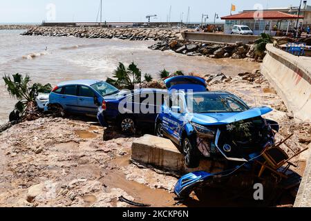 Voitures endommagées par des inondations dans les rues remplies de boue et de derbis le lendemain des crues soudaines de 2 septembre 2021 aux cas dAlcanar, Espagne. Les pluies torrentielles ont provoqué des inondations soudaines dévastatrices dans la ville catalane d'Alcanar, sur 1 septembre. Les inondations ont balayé plusieurs voitures dans la mer et les maisons, les entreprises et les rues étaient remplies d'eau et de boue, mais il n'y a pas eu de victimes. Le lendemain, les voisins nettoient les dommages avec l'aide des autorités. (Photo de Joan Cros/NurPhoto) Banque D'Images