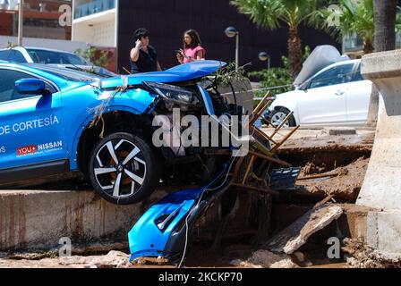 Une voiture endommagée par des inondations dans une rue remplie de boue et de derbis le lendemain des crues soudaines de 2 septembre 2021 aux cas dAlcanar, Espagne. Les pluies torrentielles ont provoqué des inondations soudaines dévastatrices dans la ville catalane d'Alcanar, sur 1 septembre. Les inondations ont balayé plusieurs voitures dans la mer et les maisons, les entreprises et les rues étaient remplies d'eau et de boue, mais il n'y a pas eu de victimes. Le lendemain, les voisins nettoient les dommages avec l'aide des autorités. (Photo de Joan Cros/NurPhoto) Banque D'Images