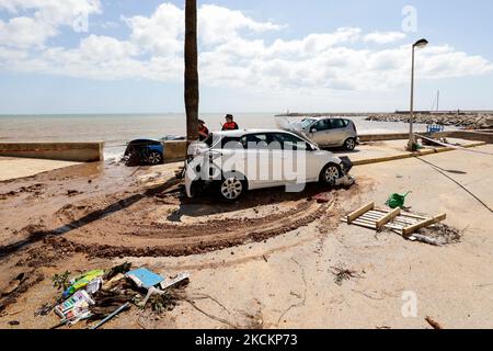 Voitures endommagées par des inondations dans les rues remplies de boue et de derbis le lendemain des crues soudaines de 2 septembre 2021 aux cas dAlcanar, Espagne. Les pluies torrentielles ont provoqué des inondations soudaines dévastatrices dans la ville catalane d'Alcanar, sur 1 septembre. Les inondations ont balayé plusieurs voitures dans la mer et les maisons, les entreprises et les rues étaient remplies d'eau et de boue, mais il n'y a pas eu de victimes. Le lendemain, les voisins nettoient les dommages avec l'aide des autorités. (Photo de Joan Cros/NurPhoto) Banque D'Images
