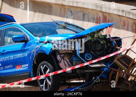 Une voiture endommagée par des inondations dans une rue remplie de boue et de derbis le lendemain des crues soudaines de 2 septembre 2021 aux cas dAlcanar, Espagne. Les pluies torrentielles ont provoqué des inondations soudaines dévastatrices dans la ville catalane d'Alcanar, sur 1 septembre. Les inondations ont balayé plusieurs voitures dans la mer et les maisons, les entreprises et les rues étaient remplies d'eau et de boue, mais il n'y a pas eu de victimes. Le lendemain, les voisins nettoient les dommages avec l'aide des autorités. (Photo de Joan Cros/NurPhoto) Banque D'Images