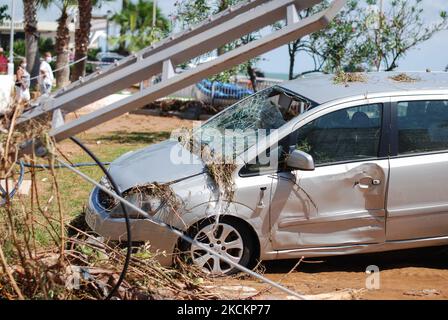 Une voiture endommagée par des inondations dans une rue remplie de boue et de derbis le lendemain des crues soudaines de 2 septembre 2021 aux cas dAlcanar, Espagne. Les pluies torrentielles ont provoqué des inondations soudaines dévastatrices dans la ville catalane d'Alcanar, sur 1 septembre. Les inondations ont balayé plusieurs voitures dans la mer et les maisons, les entreprises et les rues étaient remplies d'eau et de boue, mais il n'y a pas eu de victimes. Le lendemain, les voisins nettoient les dommages avec l'aide des autorités. (Photo de Joan Cros/NurPhoto) Banque D'Images