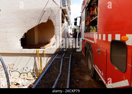 Un homme prenant une photo d'une rue remplie de boue et de derbis le lendemain des crues soudaines sur 2 septembre 2021 aux cas dAlcanar, Espagne. Les pluies torrentielles ont provoqué des inondations soudaines dévastatrices dans la ville catalane d'Alcanar, sur 1 septembre. Les inondations ont balayé plusieurs voitures dans la mer et les maisons, les entreprises et les rues étaient remplies d'eau et de boue, mais il n'y a pas eu de victimes. Le lendemain, les voisins nettoient les dommages avec l'aide des autorités. (Photo de Joan Cros/NurPhoto) Banque D'Images