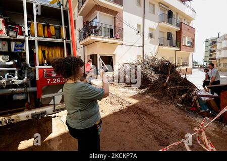 Une femme prenant une photo d'une rue remplie de boue et de derbis le lendemain des crues éclair sur 2 septembre 2021 aux cas dAlcanar, Espagne. Les pluies torrentielles ont provoqué des inondations soudaines dévastatrices dans la ville catalane d'Alcanar, sur 1 septembre. Les inondations ont balayé plusieurs voitures dans la mer et les maisons, les entreprises et les rues étaient remplies d'eau et de boue, mais il n'y a pas eu de victimes. Le lendemain, les voisins nettoient les dommages avec l'aide des autorités. (Photo de Joan Cros/NurPhoto) Banque D'Images