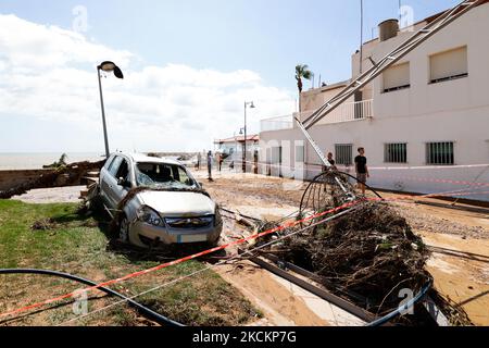 Une voiture endommagée par des inondations dans une rue remplie de boue et de derbis le lendemain des crues soudaines de 2 septembre 2021 aux cas dAlcanar, Espagne. Les pluies torrentielles ont provoqué des inondations soudaines dévastatrices dans la ville catalane d'Alcanar, sur 1 septembre. Les inondations ont balayé plusieurs voitures dans la mer et les maisons, les entreprises et les rues étaient remplies d'eau et de boue, mais il n'y a pas eu de victimes. Le lendemain, les voisins nettoient les dommages avec l'aide des autorités. (Photo de Joan Cros/NurPhoto) Banque D'Images