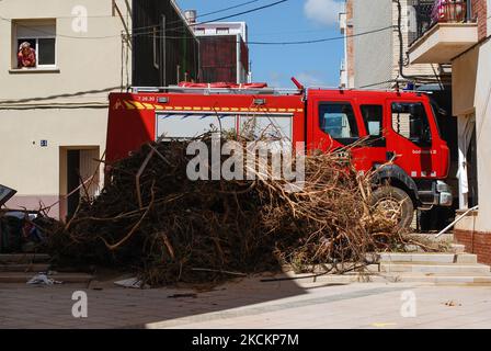 Une femme observant les pompiers nettoyant la rue remplie de boue et de derbis le lendemain des crues soudaines sur 2 septembre 2021 aux cas dAlcanar, Espagne. Les pluies torrentielles ont provoqué des inondations soudaines dévastatrices dans la ville catalane d'Alcanar, sur 1 septembre. Les inondations ont balayé plusieurs voitures dans la mer et les maisons, les entreprises et les rues étaient remplies d'eau et de boue, mais il n'y a pas eu de victimes. Le lendemain, les voisins nettoient les dommages avec l'aide des autorités. (Photo de Joan Cros/NurPhoto) Banque D'Images