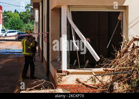 Les pompiers nettoient la rue remplie de boue et de derbis le lendemain des crues soudaines sur 2 septembre 2021 aux cas dAlcanar, Espagne. Les pluies torrentielles ont provoqué des inondations soudaines dévastatrices dans la ville catalane d'Alcanar, sur 1 septembre. Les inondations ont balayé plusieurs voitures dans la mer et les maisons, les entreprises et les rues étaient remplies d'eau et de boue, mais il n'y a pas eu de victimes. Le lendemain, les voisins nettoient les dommages avec l'aide des autorités. (Photo de Joan Cros/NurPhoto) Banque D'Images