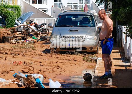 Un homme regardant la rue devant sa maison rempli de boue et de derbis le jour après des inondations soudaines sur 2 septembre 2021 aux cas dAlcanar, Espagne. Les pluies torrentielles ont provoqué des inondations soudaines dévastatrices dans la ville catalane d'Alcanar, sur 1 septembre. Les inondations ont balayé plusieurs voitures dans la mer et les maisons, les entreprises et les rues étaient remplies d'eau et de boue, mais il n'y a pas eu de victimes. Le lendemain, les voisins nettoient les dommages avec l'aide des autorités. (Photo de Joan Cros/NurPhoto) Banque D'Images