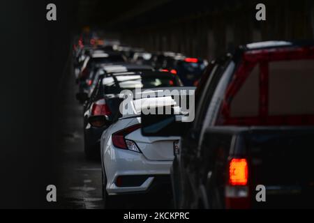 Trafic intense sur le pont de haut niveau à Edmonton. Le jeudi 2 septembre 2021, à Edmonton, Alberta, Canada. (Photo par Artur Widak/NurPhoto) Banque D'Images