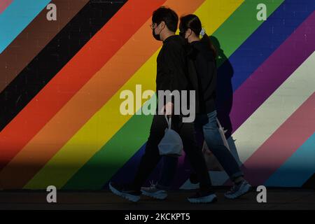 Un couple portant un masque de visage vu dans la rue à Edmonton. Le jeudi 2 septembre 2021, à Edmonton, Alberta, Canada. (Photo par Artur Widak/NurPhoto) Banque D'Images