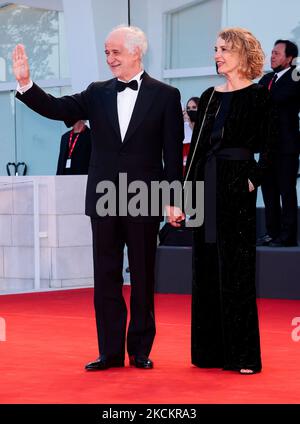 Manuela Lamanna et Toni Servillo arrivent pour la projection du film 'E' stata la mano di Dio' (la main de Dieu) présenté en compétition pendant le Festival du film de Venise 78th, sur 2 septembre 2021 au Lido de Venise. (Photo de Matteo Chinellato/NurPhoto) Banque D'Images