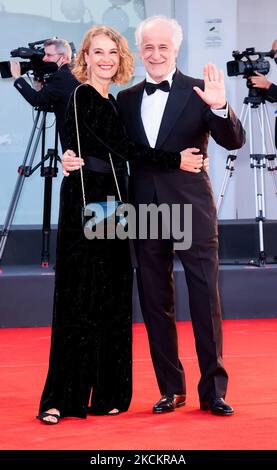 Manuela Lamanna et Toni Servillo arrivent pour la projection du film 'E' stata la mano di Dio' (la main de Dieu) présenté en compétition pendant le Festival du film de Venise 78th, sur 2 septembre 2021 au Lido de Venise. (Photo de Matteo Chinellato/NurPhoto) Banque D'Images