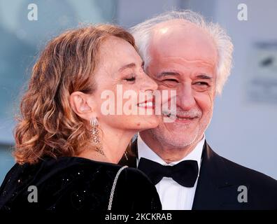 Manuela Lamanna et Toni Servillo arrivent pour la projection du film 'E' stata la mano di Dio' (la main de Dieu) présenté en compétition pendant le Festival du film de Venise 78th, sur 2 septembre 2021 au Lido de Venise. (Photo de Matteo Chinellato/NurPhoto) Banque D'Images