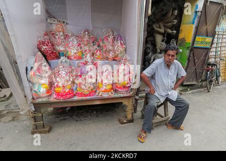 Un vendeur vendant diverses idoles de Ganesh est vu dans une rue , devant la célébration de Ganesh Chaturthi à Kolkata , Inde , le 3 septembre 2021. Ganesh Chaturthi est un festival hindou célébrant l'arrivée de Ganesh , la déité à tête d'éléphant dans la mythologie hindoue , À la terre de sa maison dans Kailash parvat . Les dévotés installent des idoles d'argile à là-bas pour adorer Ganesh pendant cette période . (Photo par Debarchan Chatterjee/NurPhoto) Banque D'Images