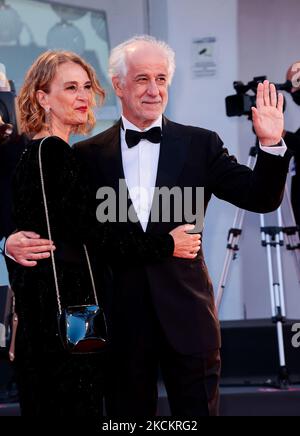 Manuela Lamanna et Toni Servillo arrivent pour la projection du film 'E' stata la mano di Dio' (la main de Dieu) présenté en compétition pendant le Festival du film de Venise 78th, sur 2 septembre 2021 au Lido de Venise. (Photo de Matteo Chinellato/NurPhoto) Banque D'Images