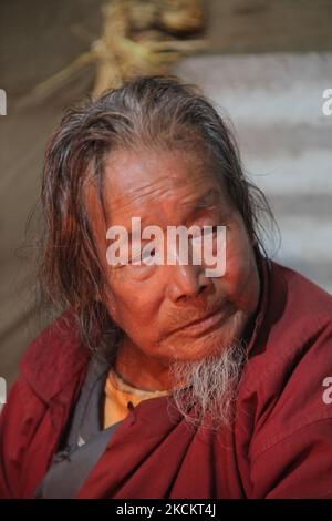 Un Lepcha Bomthing (prêtre Lepcha) de 90 ans chante des prières lors d'une cérémonie de sacrifice d'animaux pour apaiser les mauvais esprits dans un petit village profond dans la jungle à Sikkim, en Inde. Beaucoup de villageois sont morts sans aliments, donc les villages de Lepcha ont envoyé pour la Bomthing pour se débarrasser des mauvais esprits causant la mort dans le village. Cette cérémonie aurait pour but de protéger le village pendant 180 ans après sa préformation. (Photo de Creative Touch Imaging Ltd./NurPhoto) Banque D'Images