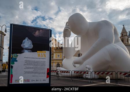 Installation de l'homme de travail à Andria, Piazza Catuma, le 3 septembre 2021. 'Man' est le titre d'une œuvre de l'artiste australien Amanda Parer qui, avec ses 13 mètres de haut sur 13 mètres de longueur, domine la Piazza Catuma à Andria jusqu'au 5 septembre. Une imposante installation lumineuse créée à l'occasion du Festival des mondes et inspirée par la célèbre sculpture en bronze « le penseur », créée par l'Auguste Rodin français en 1880 et conservée dans le musée qui porte son nom à Paris. Il représente une intention d'homme sur la méditation profonde. Un travail gigantesque qui explore la fragilité humaine et invite à la réflec Banque D'Images