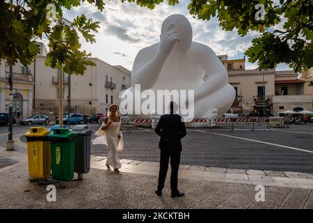 Installation de l'homme de travail à Andria, Piazza Catuma, le 3 septembre 2021. 'Man' est le titre d'une œuvre de l'artiste australien Amanda Parer qui, avec ses 13 mètres de haut sur 13 mètres de longueur, domine la Piazza Catuma à Andria jusqu'au 5 septembre. Une imposante installation lumineuse créée à l'occasion du Festival des mondes et inspirée par la célèbre sculpture en bronze « le penseur », créée par l'Auguste Rodin français en 1880 et conservée dans le musée qui porte son nom à Paris. Il représente une intention d'homme sur la méditation profonde. Un travail gigantesque qui explore la fragilité humaine et invite à la réflec Banque D'Images