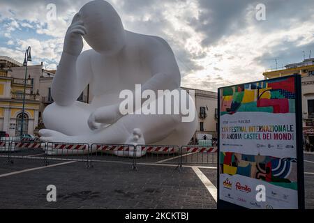 Installation de l'homme de travail à Andria, Piazza Catuma, le 3 septembre 2021. 'Man' est le titre d'une œuvre de l'artiste australien Amanda Parer qui, avec ses 13 mètres de haut sur 13 mètres de longueur, domine la Piazza Catuma à Andria jusqu'au 5 septembre. Une imposante installation lumineuse créée à l'occasion du Festival des mondes et inspirée par la célèbre sculpture en bronze « le penseur », créée par l'Auguste Rodin français en 1880 et conservée dans le musée qui porte son nom à Paris. Il représente une intention d'homme sur la méditation profonde. Un travail gigantesque qui explore la fragilité humaine et invite à la réflec Banque D'Images