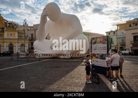 Installation de l'homme de travail à Andria, Piazza Catuma, le 3 septembre 2021. 'Man' est le titre d'une œuvre de l'artiste australien Amanda Parer qui, avec ses 13 mètres de haut sur 13 mètres de longueur, domine la Piazza Catuma à Andria jusqu'au 5 septembre. Une imposante installation lumineuse créée à l'occasion du Festival des mondes et inspirée par la célèbre sculpture en bronze « le penseur », créée par l'Auguste Rodin français en 1880 et conservée dans le musée qui porte son nom à Paris. Il représente une intention d'homme sur la méditation profonde. Un travail gigantesque qui explore la fragilité humaine et invite à la réflec Banque D'Images