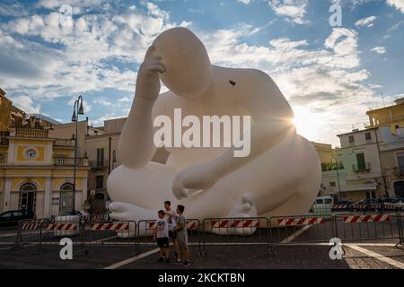 Installation de l'homme de travail à Andria, Piazza Catuma, le 3 septembre 2021. 'Man' est le titre d'une œuvre de l'artiste australien Amanda Parer qui, avec ses 13 mètres de haut sur 13 mètres de longueur, domine la Piazza Catuma à Andria jusqu'au 5 septembre. Une imposante installation lumineuse créée à l'occasion du Festival des mondes et inspirée par la célèbre sculpture en bronze « le penseur », créée par l'Auguste Rodin français en 1880 et conservée dans le musée qui porte son nom à Paris. Il représente une intention d'homme sur la méditation profonde. Un travail gigantesque qui explore la fragilité humaine et invite à la réflec Banque D'Images