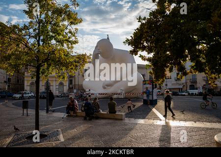 Installation de l'homme de travail à Andria, Piazza Catuma, le 3 septembre 2021. 'Man' est le titre d'une œuvre de l'artiste australien Amanda Parer qui, avec ses 13 mètres de haut sur 13 mètres de longueur, domine la Piazza Catuma à Andria jusqu'au 5 septembre. Une imposante installation lumineuse créée à l'occasion du Festival des mondes et inspirée par la célèbre sculpture en bronze « le penseur », créée par l'Auguste Rodin français en 1880 et conservée dans le musée qui porte son nom à Paris. Il représente une intention d'homme sur la méditation profonde. Un travail gigantesque qui explore la fragilité humaine et invite à la réflec Banque D'Images