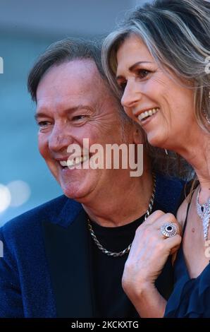 Bruno 'Red' Canzian, Beatrix Niederwieser, assiste au tapis rouge du film 'Competencia Oficial' lors du Festival International du film de Venise 78th sur 04 septembre 2021 à Venise, Italie. (Photo de Matteo Chinellato/NurPhoto) Banque D'Images