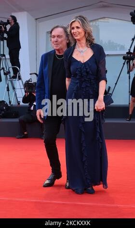 Bruno 'Red' Canzian, Beatrix Niederwieser, assiste au tapis rouge du film 'Competencia Oficial' lors du Festival International du film de Venise 78th sur 04 septembre 2021 à Venise, Italie. (Photo de Matteo Chinellato/NurPhoto) Banque D'Images